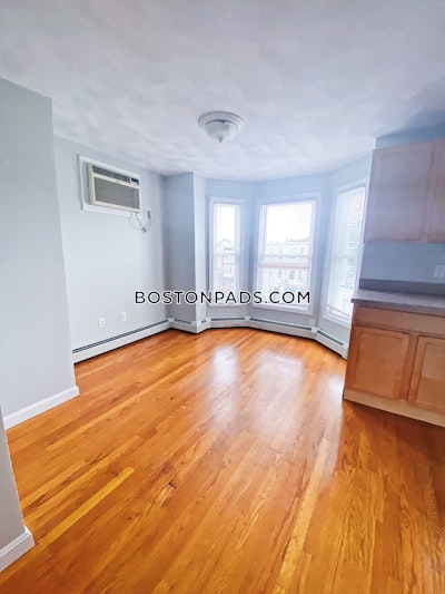 East Boston Sunny, Spacious 1 bed 1 bath available 4/1 on Paris St in East Boston! Boston - $2,400 No Fee